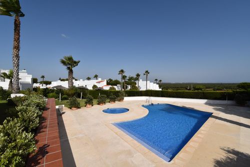 Camarinal Modernes und komfortables Haus mit Gemeinschaftspool in Chiclana de la Frontera, Costa de la Luz, Spanien für 6 Personen. Das Haus befindet sich in einem Wohngebiet nahe dem Strand, in der Nähe von Restaurants und Bars, Geschäften und Supermärkten, und ist 1 km vom Strand La Barrosa entfernt....
