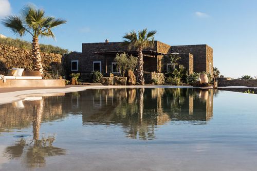 Tenuta Dammusi Almofeem Villa à Pantelleria, Sicile, Italie, avec piscine privée pour 8 personnes. La maison est située dans une zone côtière vallonnée et à proximité des supermarchés....