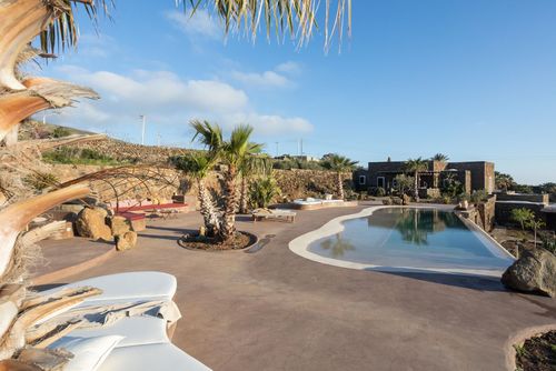 Tenuta Dammusi Almofeem Villa in Pantelleria, Sizilien, Italien mit privatem Pool für 8 Personen. Das Haus befindet sich in einer hügeligen Strandgegend und in der Nähe von Supermärkten....