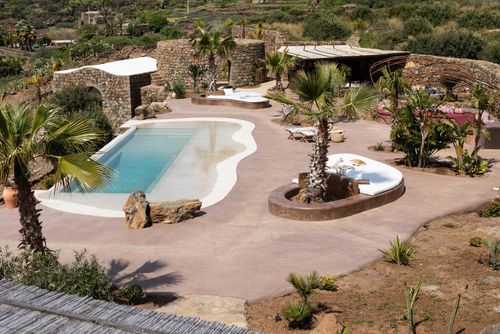 Tenuta Dammusi Almofeem Villa in Pantelleria, Sizilien, Italien mit privatem Pool für 8 Personen. Das Ferienhaus befindet sich in einer hügeligen Strandgegend und in der Nähe von Supermärkten....