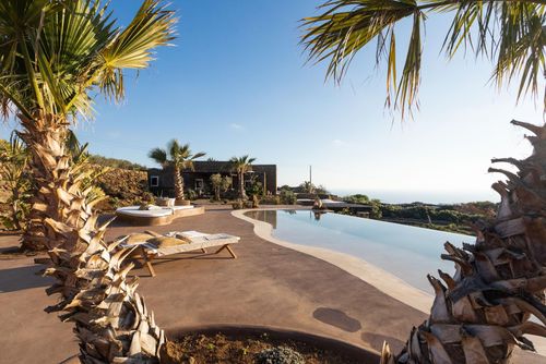 Tenuta Dammusi Almofeem Villa à Pantelleria, Sicile, Italie, avec piscine privée pour 8 personnes. La maison est située dans une zone côtière vallonnée et à proximité des supermarchés....