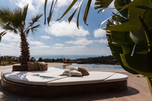 Tenuta Dammusi Almofeem Villa à Pantelleria, Sicile, Italie, avec piscine privée pour 8 personnes. La maison est située dans une zone côtière vallonnée et à proximité des supermarchés....