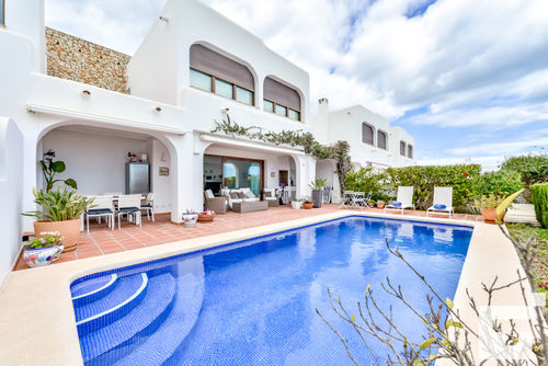 Mirador de Bassetes 15 Hermosa y cómoda villa en Calpe, Costa Blanca, España, con piscinas privadas y comunitarias para 4 personas. La casa se encuentra en una zona residencial y está a 1 km de la playa de La Fustera....