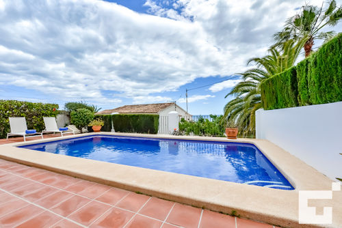 Mirador de Bassetes 15 Magnifique et confortable villa à Calpe, Costa Blanca, Espagne, avec piscines privées et communes pour 4 personnes. La maison est située dans un quartier résidentiel et se trouve à 1 km de la plage de La Fustera....