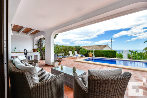 Mirador de Bassetes 15 Mooie en comfortabele villa in Calpe, Costa Blanca, Spanje, met privé- en gemeenschappelijke zwembaden voor 4 personen. Het huis is gelegen in een woonwijk en ligt op 1 km van het La Fustera-strand....