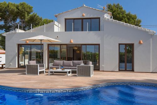 Violette 4 pax Schöne und komfortable Villa mit beheiztem Pool in Javea, Costa Blanca, Spanien für 4 Personen. Das Haus befindet sich in einer Wohngegend nahe dem Strand und ist 3 km von der Barraca-Bucht und dem Strand von Javea entfernt....