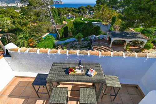 Las Macadas Grande e confortevole villa con piscina privata a Jávea, Costa Blanca, Spagna, per 10 persone. La casa si trova in una zona residenziale vicino alla spiaggia, a 2 km dalla spiaggia di El Arenal, Jávea....