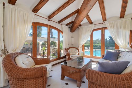 Las Macadas Große und komfortable Villa in Jávea, Costa Blanca, Spanien mit privatem Pool für 8 Personen. Das Haus liegt in einem Wohngebiet am Strand und ist 2 km vom Strand El Arenal, Jávea entfernt....