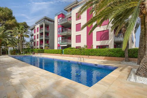 Calma Blanca Modern en luxe appartement in Denia, Costa Blanca, Spanje voor 4 personen. Het appartement bevindt zich in een stedelijk strandgebied, dichtbij restaurants en bars, winkels en supermarkten, op 50 m van het strand Playa De La Marinata Casiana en 0,05 km van de zee....