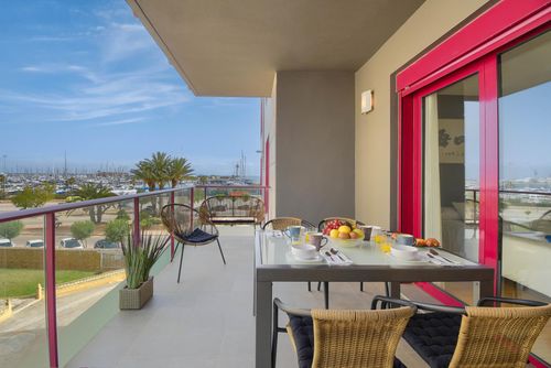 Calma Blanca Appartement moderne et luxueux à Denia, Costa Blanca, Espagne pour 4 personnes. L'appartement est situé dans une zone urbaine en bord de plage, à proximité des restaurants et bars, des boutiques et supermarchés, à 50 m de la plage Playa De La Marinata Casiana et à 0....