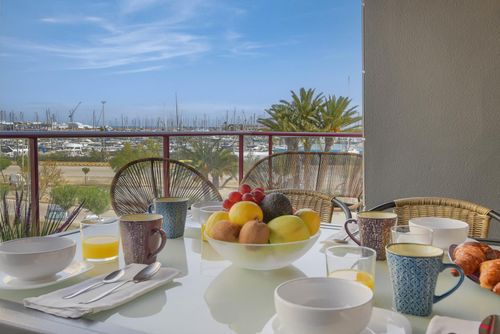 Calma Blanca Appartement moderne et luxueux à Denia, Costa Blanca, Espagne pour 4 personnes. L'appartement est situé dans une zone urbaine en bord de plage, à proximité des restaurants et bars, des boutiques et supermarchés, à 50 m de la plage Playa De La Marinata Casiana et à 0....