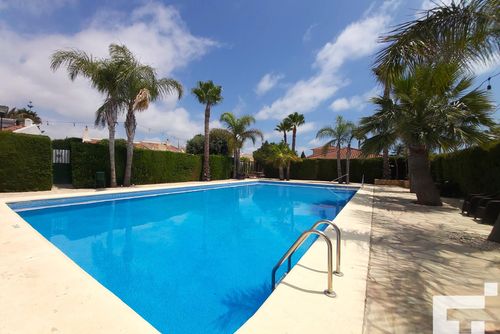 Bungalow La Merced 34G Komfortable Villa mit Gemeinschaftspool in Calpe, Costa Blanca, Spanien für 6 Personen. Das Haus befindet sich in einer Wohngegend, in der Nähe von Restaurants, Bars und Supermärkten, und ist nur 1 km vom Levante- oder La Fossa-Strand entfernt....