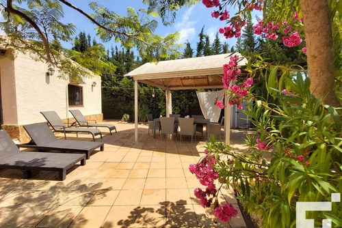 Bungalow La Merced 34G Comfortabele villa met gemeenschappelijk zwembad in Calpe, Costa Blanca, Spanje voor 6 personen. Het huis is gelegen in een woonwijk, dicht bij restaurants, bars en supermarkten, en bevindt zich op 1 km van het Levante- of La Fossa-strand....