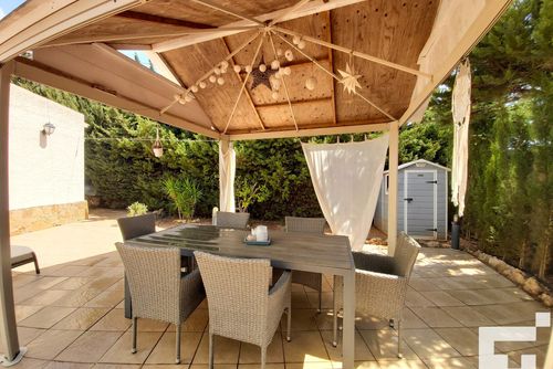 Bungalow La Merced 34G Comfortabele villa met gemeenschappelijk zwembad in Calpe, Costa Blanca, Spanje voor 6 personen. Het huis is gelegen in een woonwijk, dicht bij restaurants, bars en supermarkten, en ligt op 1 km van het Levante of La Fossa strand....