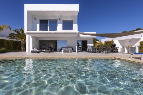 Casa del Mar 6 pax Villa moderne et romantique à Moraira, Costa Blanca, Espagne avec piscine privée pour 6 personnes. La maison est située dans un quartier résidentiel de plage et à 2 km de la plage de l'Ampolla....