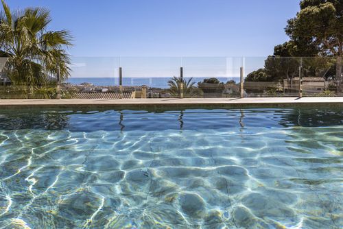Casa del Mar 6 pax Villa moderne et romantique à Moraira, Costa Blanca, Espagne avec piscine privée pour 6 personnes. La maison est située dans un quartier résidentiel de plage et à 2 km de la plage de l'Ampolla....
