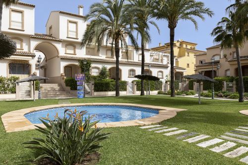 Aurora Maravilloso y confortable apartamento con piscina comunitaria en Jávea, Costa Blanca, España para 4 personas. El apartamento está situado en una zona residencial de playa, cerca de restaurantes y bares, tiendas, supermercados y una cancha de tenis, a 200 m de la playa Montañar I y a 0,2 km del Mediterráneo....