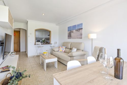 Aurora Wunderschöne und komfortable Wohnung mit Gemeinschaftspool in Jávea, Costa Blanca, Spanien, für 4 Personen. Die Wohnung befindet sich in einem Wohngebiet am Strand, in der Nähe von Restaurants und Bars, Geschäften, Supermärkten und einem Tennisplatz, 200 m vom Strand Montañar I und 0,2 km vom Mittelmeer entfernt....