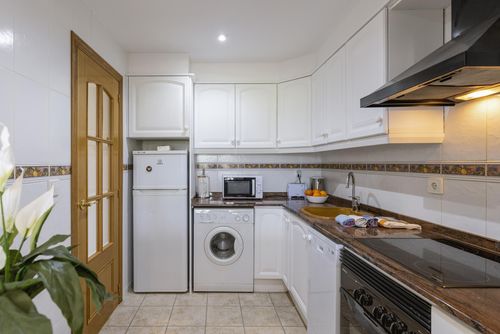 Aurora Maravilloso y confortable apartamento con piscina comunitaria en Jávea, Costa Blanca, España para 4 personas. El apartamento está situado en una zona residencial de playa, cerca de restaurantes y bares, tiendas, supermercados y una cancha de tenis, a 200 m de la playa Montañar I y a 0,2 km del Mediterráneo....