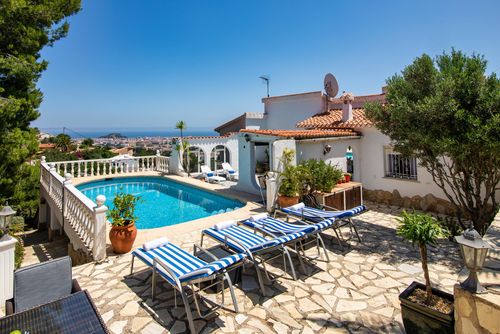 Villa Maya Klassische und fröhliche Villa in Denia, Costa Blanca, Spanien, mit privatem Pool für 10 Personen. Das Haus befindet sich in einem hügeligen und Wohngebiet....