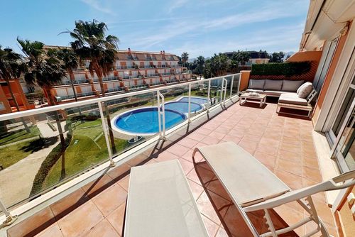 Mirador al Mar 84 by homeprive Hermoso y cómodo ático con piscina comunitaria en Denia, Costa Blanca, España, para 4 personas. La casa está situada cerca de restaurantes, bares y supermercados y se encuentra a 25 m de la playa....