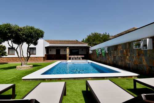 El Descansito Magnifique et confortable villa à Chiclana de la Frontera, Costa de la Luz, Espagne, avec piscine privée pour 8 personnes. La maison est située dans une zone balnéaire rurale....