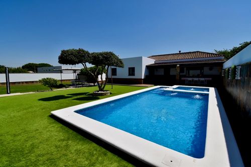 El Descansito Magnifique et confortable villa à Chiclana de la Frontera, Costa de la Luz, Espagne, avec piscine privée pour 8 personnes. La maison est située dans une zone balnéaire rurale....