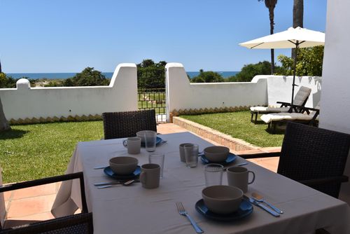 Complejo atlantico 92 Charmante et confortable maison avec piscine commune à La Barrosa, Costa de la Luz, Espagne, pour 6 personnes. La maison est située dans un quartier résidentiel proche de la plage, à proximité de restaurants et bars, de boutiques et supermarchés, et à 50 m de la plage de La Barrosa....