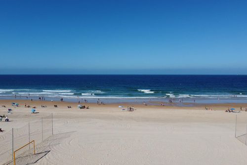 Complejo atlantico 92 Encantadora y cómoda casa en Chiclana de la Frontera, Costa de la Luz, España, con una piscina comunitaria para 6 personas. La casa está situada en una zona residencial de playa, cerca de restaurantes y bares, tiendas y supermercados, y a solo 50 m de la playa de La Barrosa....