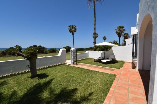 Complejo atlantico 92 Charmante et confortable maison avec piscine commune à La Barrosa, Costa de la Luz, Espagne, pour 6 personnes. La maison est située dans un quartier résidentiel proche de la plage, à proximité de restaurants et bars, de boutiques et supermarchés, et à 50 m de la plage de La Barrosa....