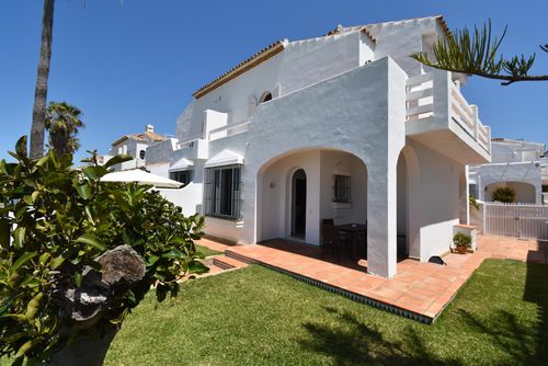 Complejo atlantico 92 Lovely and comfortable house with communal pool in La Barrosa, Costa de la Luz, Spain for 6 persons. The house is situated in a residential beach area, close to restaurants and bars, shops and supermarkets, and 50 m from La Barrosa beach....