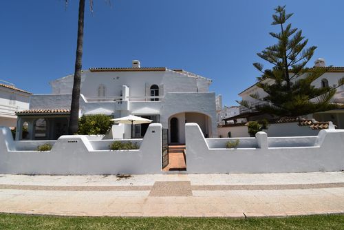 Complejo atlantico 92 Encantadora y cómoda casa en Chiclana de la Frontera, Costa de la Luz, España, con una piscina comunitaria para 6 personas. La casa está situada en una zona residencial de playa, cerca de restaurantes y bares, tiendas y supermercados, y a solo 50 m de la playa de La Barrosa....