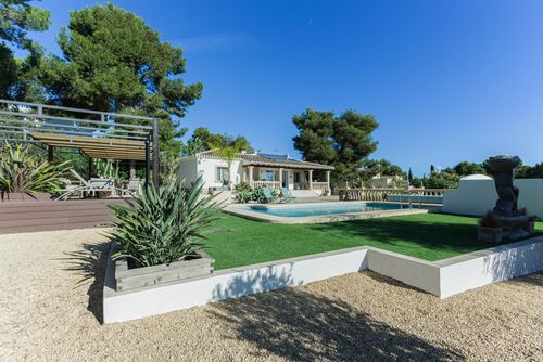 Casa Teresa Moderne Luxusvilla in Jávea, Costa Blanca, Spanien, mit einem privaten Pool für 7 Personen. Die Villa befindet sich in einem Küsten- und Wohngebiet, 4 km vom Strand Cala del Portixol und 9 km von der Stadt Jávea entfernt....
