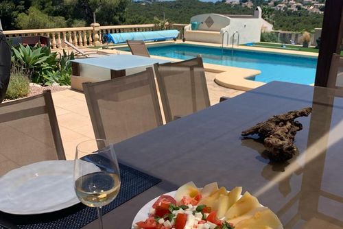 Casa Teresa Moderna villa de lujo en Jávea, Costa Blanca, España, con piscina privada para 7 personas. La villa está situada en una zona costera y residencial, a 4 km de la playa de Cala del Portixol y a 9 km del municipio de Jávea....