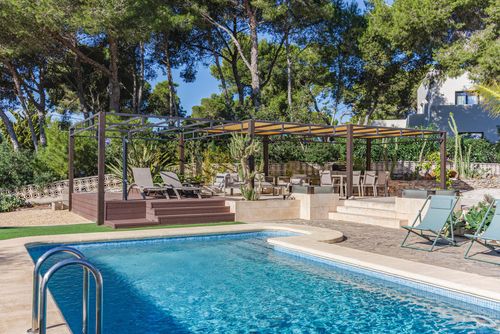 Casa Teresa Villa moderne de luxe à Jávea, Costa Blanca, Espagne, avec une piscine privée pour 7 personnes. La villa est située dans une zone côtière et résidentielle, à 4 km de la plage de Cala del Portixol et à 9 km de la ville de Jávea....