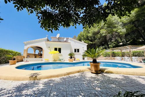 Casa Buho Amplia y agradable casa de vacaciones con piscina privada en Javea, Costa Blanca, España, para 6 personas. La casa se encuentra en una zona residencial y montañosa cerca de la playa y de supermercados....