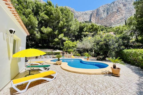 Casa Buho Grande et charmante maison de vacances à Javea, Costa Blanca, Espagne, avec piscine privée pour 6 personnes. La maison est située dans un quartier résidentiel en pente proche de la plage et à proximité des supermarchés....