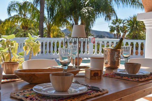 Villa Leonika Schöne und komfortable Villa mit privatem Pool in Moraira, Costa Blanca, Spanien für 6 Personen. Das Haus befindet sich in einem Wohn- und Berggebiet in Strandnähe, nahe Restaurants und Bars, Geschäften und Supermärkten, und 2 km vom Strand entfernt....
