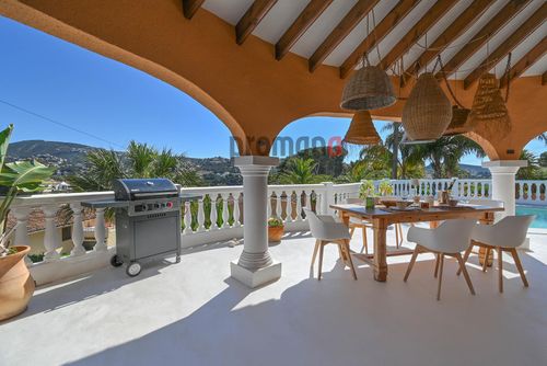 Villa Leonika Schöne und komfortable Villa mit privatem Pool in Moraira, Costa Blanca, Spanien für 6 Personen. Das Haus befindet sich in einem Wohn- und Berggebiet in Strandnähe, nahe Restaurants und Bars, Geschäften und Supermärkten, und 2 km vom Strand entfernt....