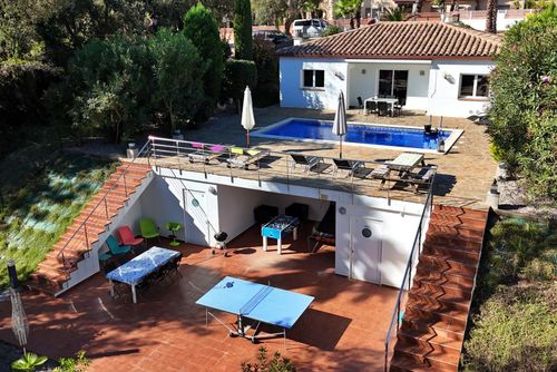 Maravilla Villa con piscina privada en Calonge, Cataluña, España para 6 personas. La casa está situada en una zona urbana y montañosa....