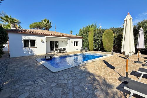 Maravilla Villa dengan kolam renang pribadi di Calonge, Catalonia, Spanyol untuk 6 orang. Rumah ini terletak di daerah perkotaan dan pegunungan....