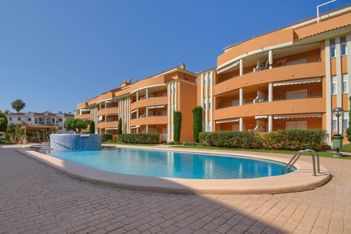 Elia Maravilloso y confortable apartamento con piscina comunitaria en Denia, Costa Blanca, España para 4 personas. El apartamento está situado en una zona residencial de playa, cerca de restaurantes y bares, tiendas y supermercados, a 500 m de la playa de Les Bovetes y a 0,5 km del mar Mediterráneo....