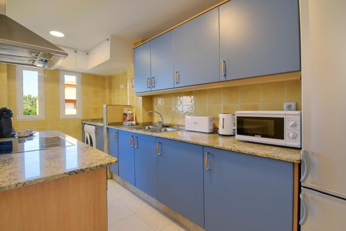 Elia Maravilloso y confortable apartamento con piscina comunitaria en Denia, Costa Blanca, España para 4 personas. El apartamento está situado en una zona residencial de playa, cerca de restaurantes y bares, tiendas y supermercados, a 500 m de la playa de Les Bovetes y a 0,5 km del mar Mediterráneo....
