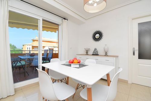 Elia Magnifique et confortable appartement avec piscine commune à Denia, Costa Blanca, Espagne pour 4 personnes. L'appartement est situé dans un quartier résidentiel de plage, à proximité de restaurants et bars, boutiques et supermarchés, à 500 m de la plage de Playa de Les Bovetes et à 0,5 km de la mer Méditerranée....