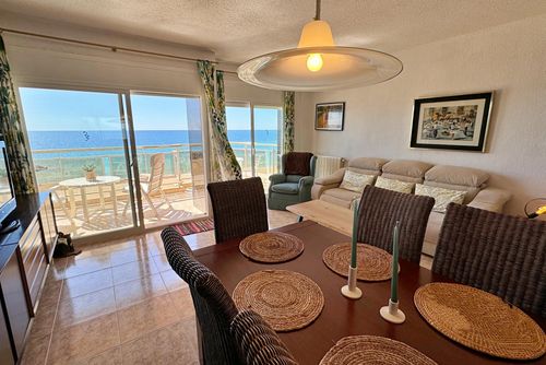 Vista Mar Apartment in Calonge, Catalonia, Spain for 5 persons. The apartment is situated close to restaurants and bars, shops and supermarkets, and is 25 m from Sant Antoni beach....