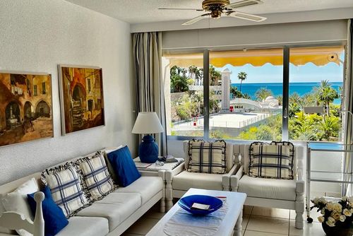 Apartamento Caleta Playa Wonderful and comfortable apartment in Villajoyosa, Costa Blanca, Spain with a communal pool for 4 persons. The apartment is situated in an urban beach area, close to a tennis court and 50 m from the beach....