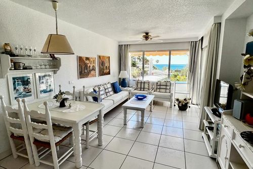 Apartamento Caleta Playa Maravilloso y cómodo apartamento en Villajoyosa, Costa Blanca, España, con piscina comunitaria para 4 personas. El apartamento está situado en una zona de playa urbana, cerca de una pista de tenis y a 50 m de la playa....