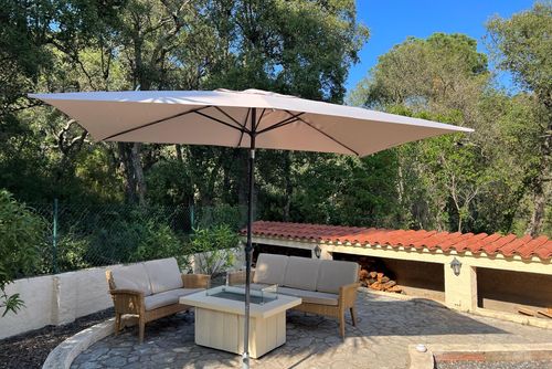 Casa Serena Villa à Calonge, Catalogne, Espagne, avec piscine chauffée pour 6 personnes. La maison est située dans une zone côtière, vallonnée, boisée et résidentielle....