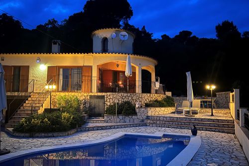 Casa Serena Villa en Calonge, Cataluña, España, con piscina climatizada para 6 personas. La casa se encuentra en una zona costera, montañosa, arbolada y residencial....