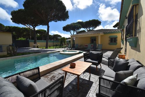 La Higuera Villa moderne et ensoleillée avec piscine chauffée à Chiclana de la Frontera, Costa de la Luz, Espagne, pour 10 personnes. La maison est située dans une zone rurale et boisée près de la plage, à proximité de commerces et de supermarchés, et à 4 km de la plage de La Barrosa....
